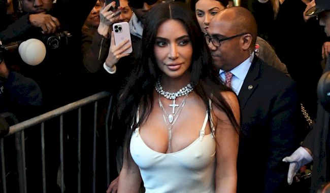 650px x 381px - Kim Kardashian - The Nip Slip