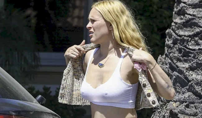 Rumer Willis nipples