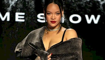 Nikoletta Wearing Rihanna S - Rihanna - The Nip Slip