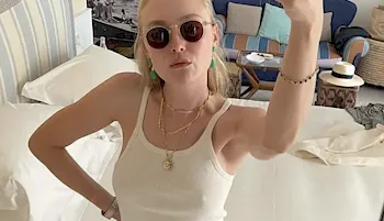 Dakota Fanning Nipple Pokies Selfie!