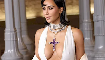 Kim Kardashian boobs and nipple pokies