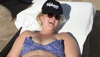 Amy Schumer Inviting Pose in a Bikini!